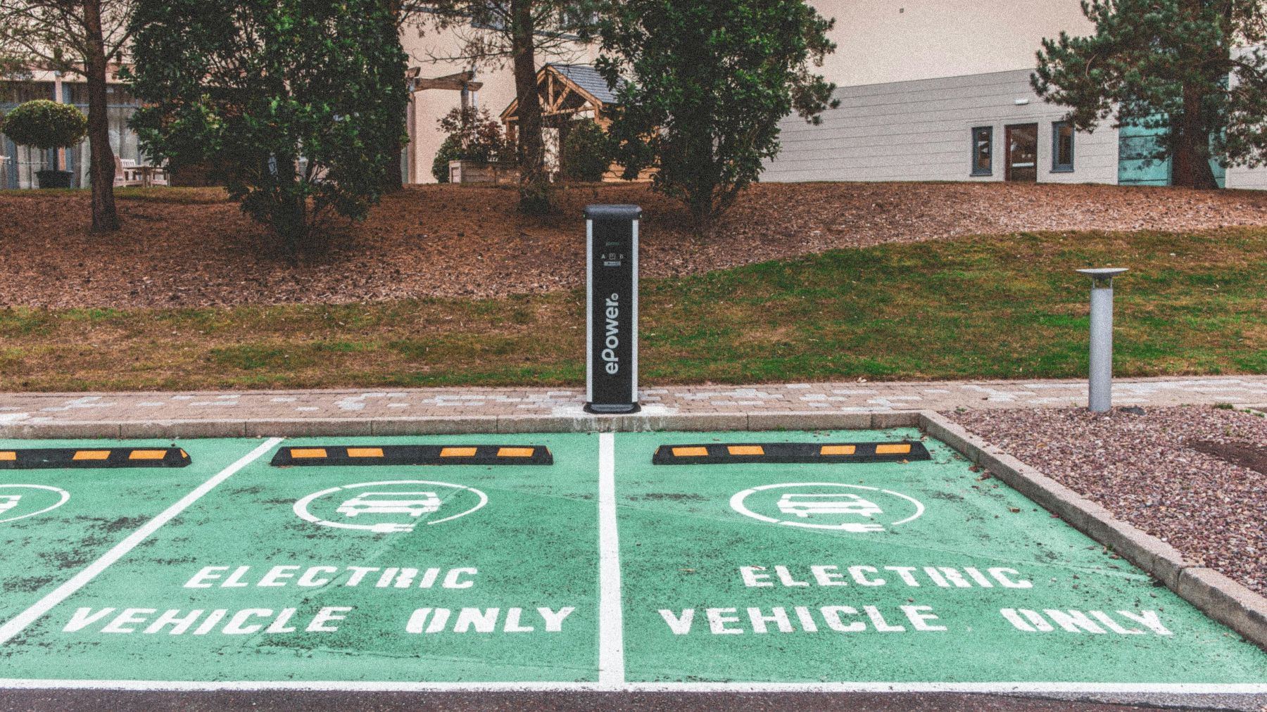 ŠTEVILNI IZZIVI PRI PREHODU NA ELEKTRIČNA VOZILA